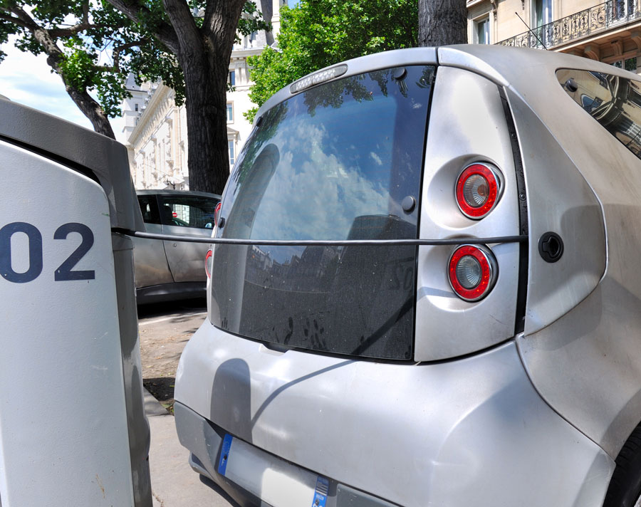 Voiture électrique en charge sur une borne de parking